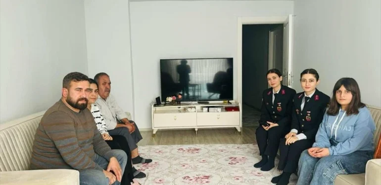 Kahramanmaraş Vilayet Jandarma Komutanlığı, zelzelede hayatını kaybeden askerlerin ailelerini ziyaret etti